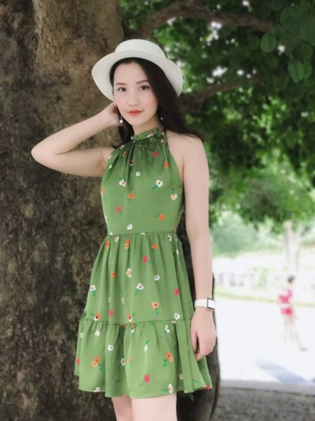 Mẫu váy ngắn với gam màu xanh nền nã, họa tiết hoa nhí đi cùng mũ rộng vành hợp tông. Điểm nhấn là món phụ kiện đồng hồ đắt giá mà người đẹp sinh năm 1992 đang sử dụng.