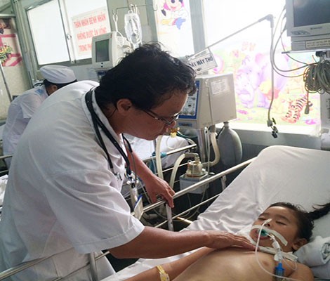 Bác sĩ Trương Hữu Khanh đang khám bệnh nhi tại bệnh viện Nhi đồng 1.