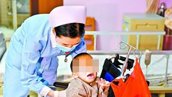 Rong Rong đang được các y tá tại bệnh viện ở Phật Sơn chăm sóc. Ảnh: SCMP