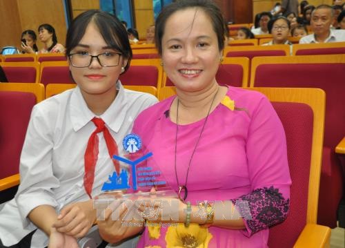 Mẹ con chị Lương Thị Thanh Hải tại hội nghị biểu dương các gia đình tiêu biểu thực hiện chính sách dân số - kế hoạch hóa gia đình của Thủ đô năm 2017.