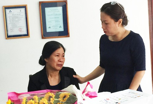 
Bà Cao Thị Thùy Trang (trái) trong lễ tốt nghiệp Đại học Bách khoa TP HCM. Ảnh: Mạnh Tùng.
