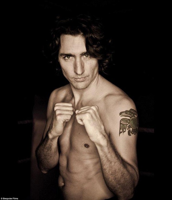 Thủ tướng Canada Justin Trudeau đặc biệt yêu thích thể thao. Trước khi trở thành nhà lập pháp vào năm 2008, ông từng là huấn luyện viên nhảy bungee. Ông cũng là chính trị gia đầu tiên có hình xăm.
