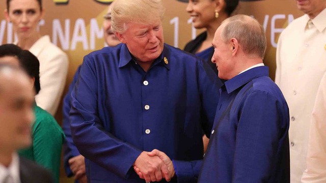 
Tổng thống Trump (trái) và Tổng thống Putin bắt tay trong lễ đón chính thức lãnh đạo các nền kinh tế APEC tại Đà Nẵng. Ảnh: AFP.
