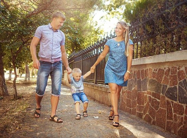 Ba người họ đ&atilde; từng l&agrave; một gia đ&igrave;nh hạnh ph&uacute;c.