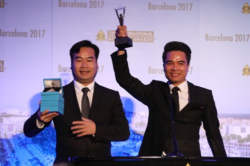 Ông Dương Anh Đức (bên trái) cùng ông Nguyễn Văn Sơn (Phó Tổng Giám đốc Halotel) trong buổi Lễ trao giải Stevie Awards 2017 tại Barcelona (Tây Ban Nha)