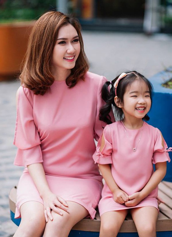 Hương Giang từng kết h&ocirc;n lần đầu năm 2010 v&agrave; sinh con g&aacute;i T&acirc;m Nhi v&agrave;o năm 2012. Con g&aacute;i nữ diễn vi&ecirc;n năm nay 5 tuổi, được thừa hưởng nhiều n&eacute;t xinh đẹp của mẹ.