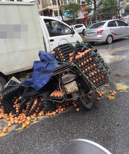 Ảnh xe máy chở hàng bị lật, trứng rơi vỡ nát ra đường khiến nhiều người xót xa, tiếc của.