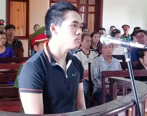 Bị cáo Đinh Thanh Hòa (SN 1991, trú huyện Minh Hóa, Quảng Bình) bị tuyên phạt 13 năm tù vì đạp bố vợ ngã khiến ông này chấn thương sọ não và tử vong.  Ảnh: T.L