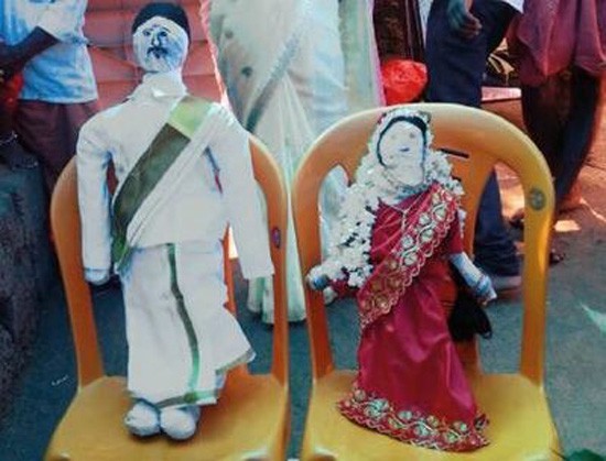 Hình nộm của cô dâu Sukanya và chú rể Ramesh trong đám cưới ma. Ảnh: CEN