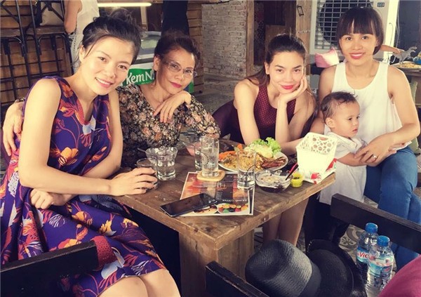 Hoài Lê (ngoài cùng bên phải) là người chị dâu cùng tuổi và thân thiết với nữ ca sĩ Hồ Ngọc Hà.