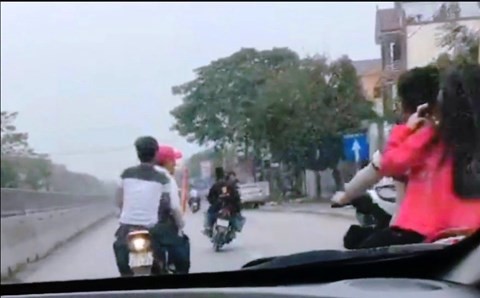 H&igrave;nh ảnh nh&oacute;m thanh ni&ecirc;n đi rước d&acirc;u lạng l&aacute;ch, đ&aacute;nh v&otilde;ng đi&ecirc;n đảo tr&ecirc;n Quốc lộ ng&agrave;y 16/3 (Ảnh cắt từ Clip)