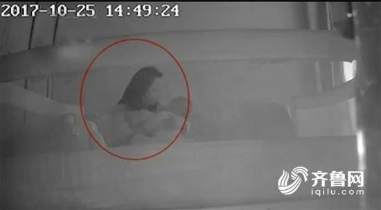 Chị Lưu b&agrave;ng ho&agrave;ng ph&aacute;t hiện con m&igrave;nh thường xuy&ecirc;n bị bảo mẫu đ&aacute;nh, cấu khi đang ngủ.