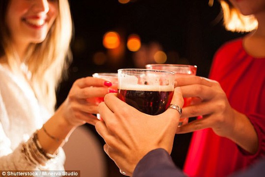 
Riêng chuyện uống rượu, phụ nữ không nên cố bình đằng với nam giới - ảnh: DAILY MAIL
