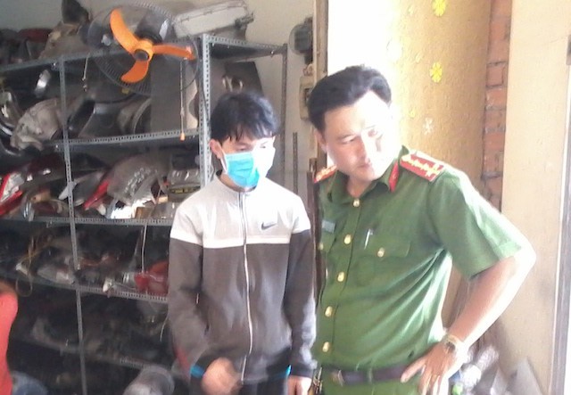 
Nam thanh niên bị cảnh sát bắt vì gây ra hàng loạt vụ bẻ kính ôtô. Ảnh: C.A.
