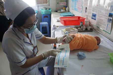 
Trẻ sơ sinh được lấy máu gót chân để sàng lọc các bệnh lý bẩm sinh tại Bệnh viện Đa khoa tỉnh Vĩnh Long.

