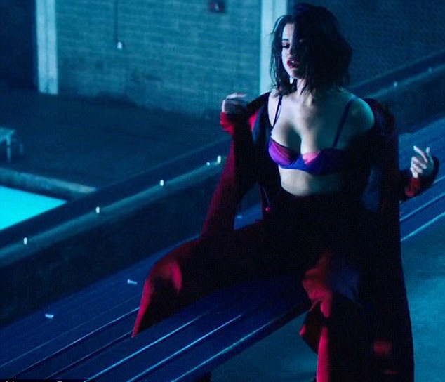 Selena Gomez táo bạo cởi áo choàng để lộ bra trong MV mới vừa phát hành vào tối 17/11.