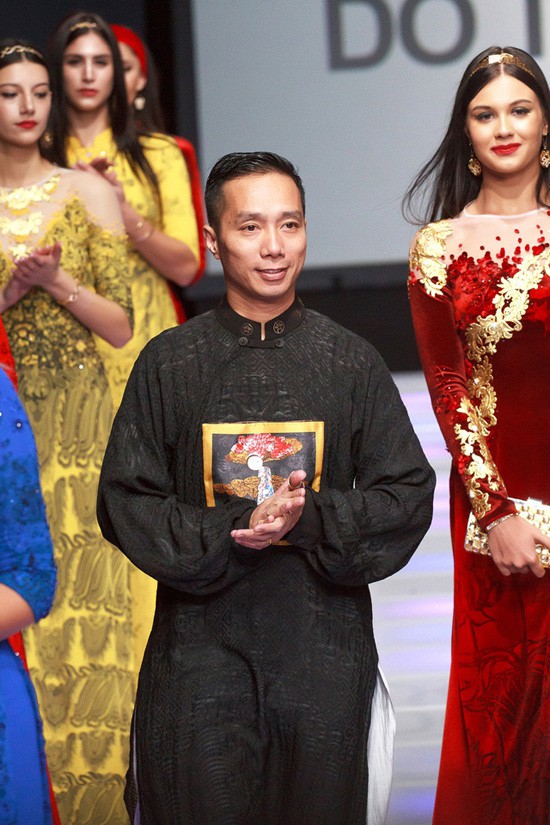 NTK Đỗ Trịnh Hoài Nam nhận được nhiều lời khen ngợi về bộ sưu tập áo dài sen vàng khai mạc Tuần lễ thời trang NewYork Couture Fashion Week