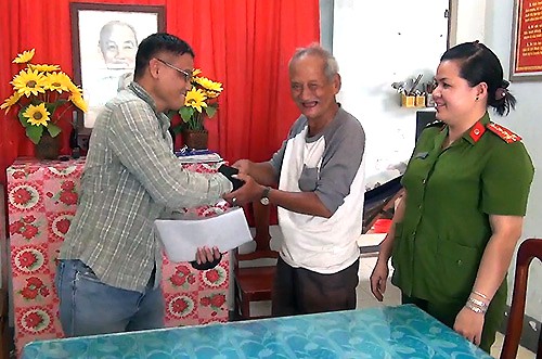 Chủ nhân nhận lại tài sản đánh rơi và cảm ơn cụ Hên. Ảnh: Lan Vy.