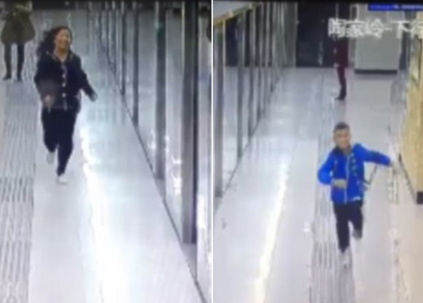 Hai mẹ con chạy về ph&iacute;a nhau tr&ecirc;n s&acirc;n ga.