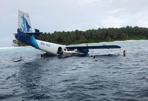 Hành khách rất tức giận vì đã bị phi công bỏ rơi. Ảnh: Maldivestimes.