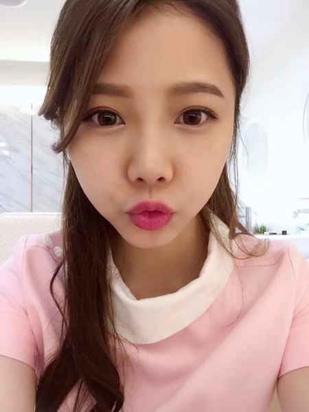 Ning Chen, một nữ y tá 25 tuổi đang làm việc ở phòng khám nha khoa ở Đài Chung, Đài Loan, bất ngờ trở nên nổi tiếng sau khi những hình ảnh Ning selfie trong bộ đồng phục màu hồng gây sốt trên mạng xã hội.
