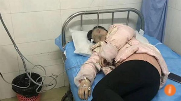 C&ocirc; gi&aacute;o đang nằm điều trị tại bệnh viện.