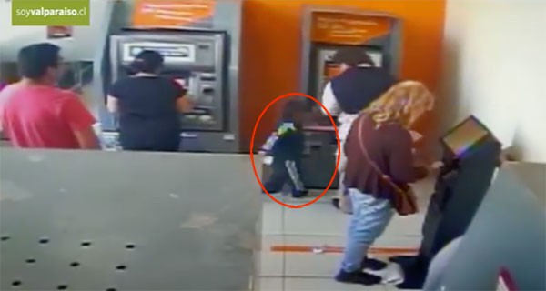 Khoảnh khắc cậu b&eacute; chộp lấy tiền của người đ&agrave;n &ocirc;ng được camera gi&aacute;m s&aacute;t ghi lại.