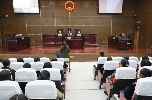 Cả phi&ecirc;n t&ograve;a trầm mặc lắng nghe lời trần t&igrave;nh từ bị c&aacute;o.
