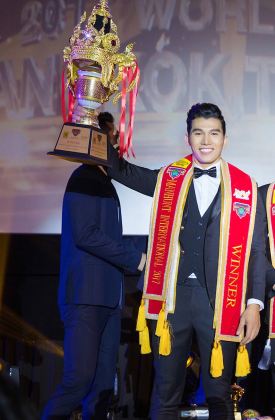 Trong chung kết Manhunt International 2017 (Nam Vương Quốc tế), diễn ra tại Nhà hát Hoàng gia Siam Pavalai (Bangkok, Thái Lan) vào tối qua (27/11), siêu mẫu Ngọc Tình đã bất ngờ giành ngôi vị cao nhất.