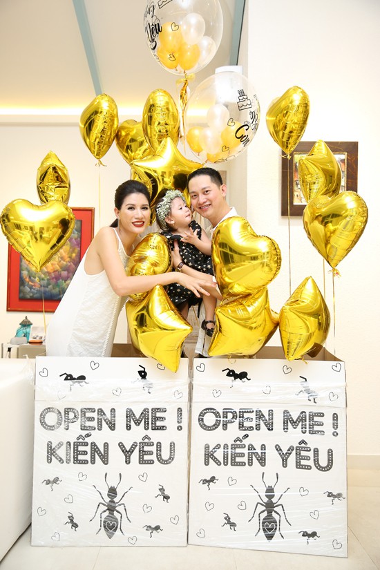 Mặc d&ugrave; mới về TP HCM được v&agrave;i giờ đồng hồ nhưng chồng Trang Trần đ&atilde; nhanh ch&oacute;ng c&ugrave;ng c&ocirc; tổ chức sinh nhật tr&ograve;n 2 tuổi cho b&eacute; Kiến Lửa, tr&aacute;i ngọt trong cuộc t&igrave;nh của hai người. Cựu người mẫu cho biết, vợ chồng c&ocirc; v&agrave; người th&acirc;n hai b&ecirc;n gia đ&igrave;nh đi nghỉ dưỡng tại một resort ở Long Hải.