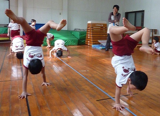 Trẻ mẫu gi&aacute;o Nhật Bản trong giờ Thể dục. (Ảnh: Japantimes)