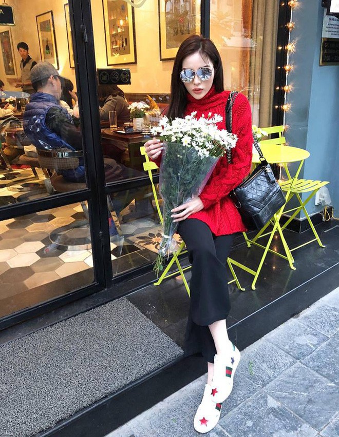 Kỳ Duyên có cách kết hợp áo len mà nàng công sở nào cũng có thể học theo. Quần âu được tận dụng tối đa trong mọi set đồ của Kỳ Duyên. Mùa lạnh, thay vì diện quần âu cùng áo phông thì Kỳ Duyên diện cùng áo len màu nổi để tạo hiệu ứng sắc màu sáng bừng ngày đông lạnh.