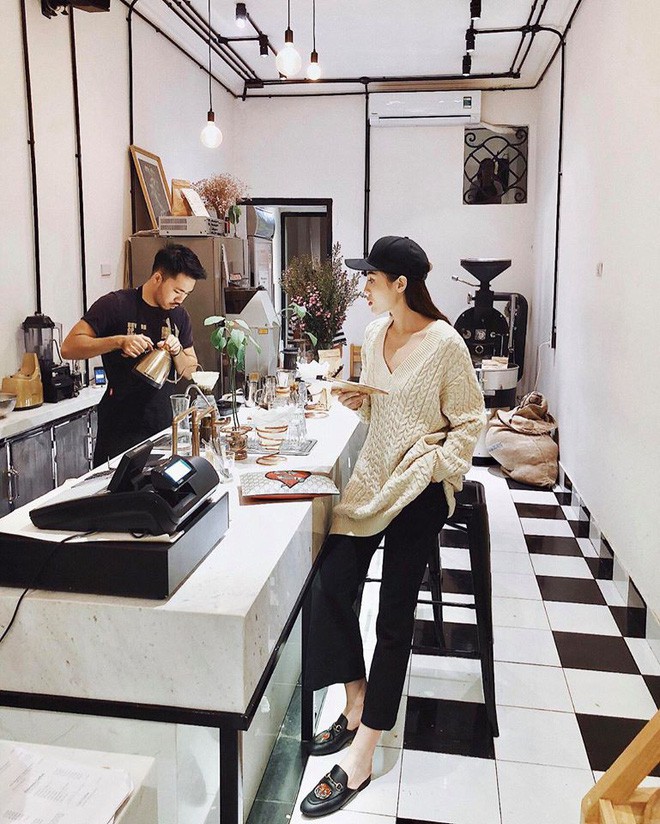 Nhẹ nhàng và nền nã hơn là áo len màu be diện cùng quần âu, set đồ thêm cá tính khi có sự xuất hiện của mũ lưỡi trai và đôi sục loafer Gucci đắt giá.