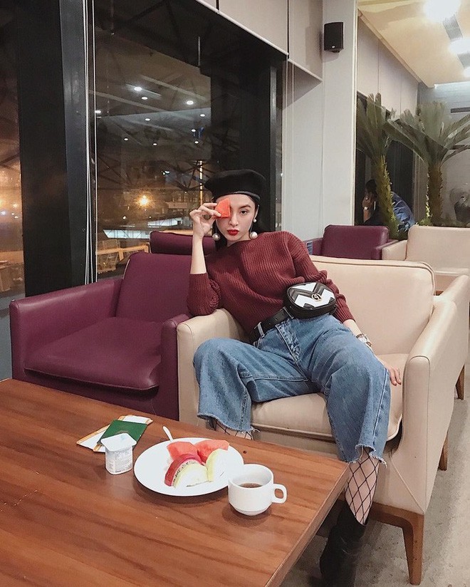 Angela Phương Trinh phá cách với áo len trơn và quần jeans lửng không gấu. Tất lưới hay mũ nồi chính là món phụ kiện thú vị khiến set đồ của cô nàng thêm khác biệt.