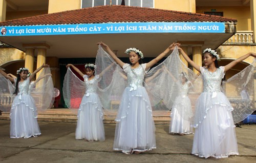 
Trẻ em gái cần được tạo điều kiện thuận lợi để tạo dựng và phát huy vị thế xứng đáng trong xã hội.
