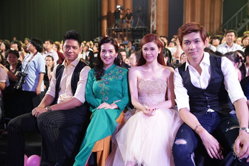 
Gia đình Bình Minh - Anh Thơ và Tim - Trương Quỳnh Anh từng ngồi cạnh nhau tại một sự kiện âm nhạc năm 2015.
