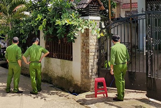 Cơ quan chức năng khám nghiệm hiện trường vụ nổ mìn. Ảnh: Minh Quý.