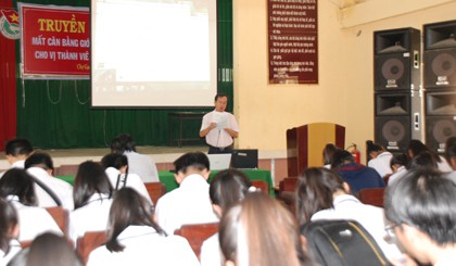BS Nguyễn Thành Sang, Giám đốc Chi cục Dân số - Kế hoạch hóa gia đình tỉnh chia sẻ về thực trạng và giải pháp giảm thiểu MCBGTKS cho học sinh Trường THPT Chợ Gạo.