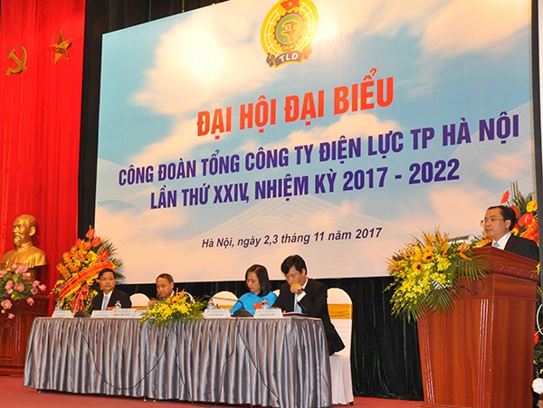 Ông Phùng Lê Dũng – Chủ tịch Công đoàn EVN HANOI phát biểu khai mạc hội nghị