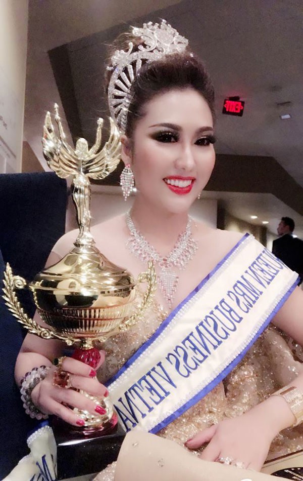 
Phi Thanh Vân gây tranh cãi khi đăng quang Hoa hậu doanh nhân gốc Việt ở Mỹ.
