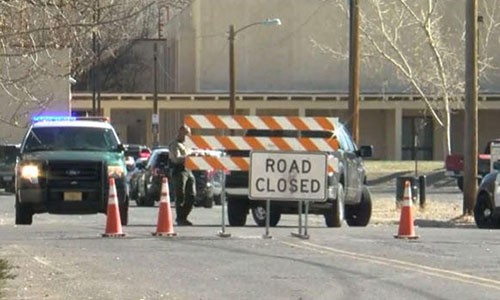 Cảnh s&aacute;t đ&atilde; phong toả trường học sau vụ nổ s&uacute;ng. Ảnh: CBS News.