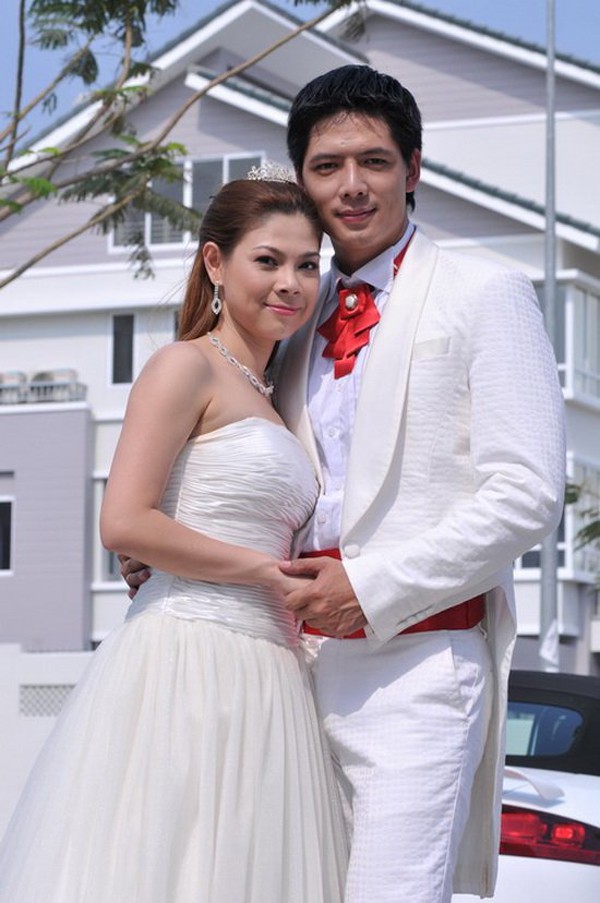 Bình Minh và Thanh Thảo có nhiều cảnh tình tứ trong MV của nữ ca sĩ.