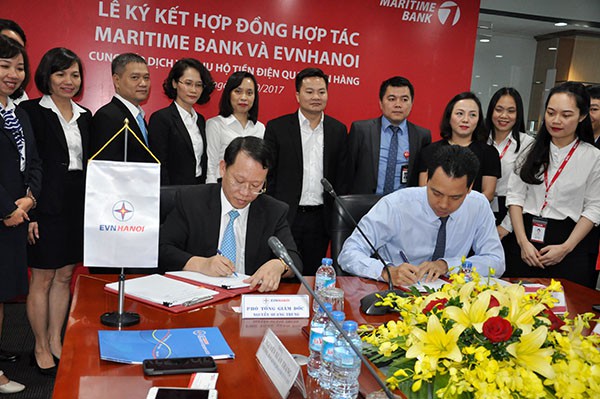 Ông Nguyễn Quang Trung – Phó Tổng Giám đốc EVN HANOI và ông Huỳnh Bửu Quang – Tổng Giám đốc Maritime Bank ký kết hợp đồng hợp tác dịch vụ thu hộ tiền điện