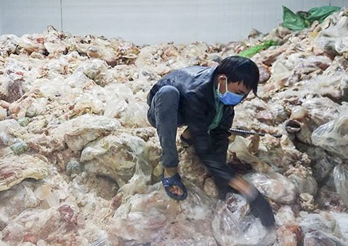Phế phẩm bốc mùi hôi thối được chất đầy căn phòng trong ngôi nhà vắng. Ảnh: Ngọc Trường.