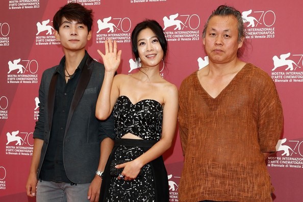 Đạo diễn Kim Ki Duk (phải) và nam nữ chính phim.
Theo Mydaily, nữ diễn viên này ban đầu được mời đóng vai chính trong phim Moebius. Khi có mặt trên phim trường, cô ngạc nhiên vì bị ép quay cảnh phòng the. Do cảnh phim không nằm trong kịch bản nên cô đã từ chối. Đạo diễn Kim Ki Duk thẳng tay tát cô ngay tại phim trường.

Vai diễn của tôi sau đó được thay thế bởi một nữ diễn viên khác, nữ diễn viên khẳng định trong lá đơn. Văn phòng Công tố tối cao Hàn Quốc đã mở cuộc điều tra vụ việc.

Moebius là bộ phim do Kim Ki Duk thực hiện và ra mắt vào năm 2013. Tác phẩm này được lựa chọn trình chiếu tại Liên hoan phim quốc tế Venice lần thứ 70. Thời điểm công chiếu, phim từng bị cấm tại Hàn Quốc vì nội dung gây tranh cãi. Nữ diễn viên Lee Eun Woo đảm nhận vai nữ chính.




Một cảnh nóng trong phim Moebius. 


Trước cáo buộc từ nghệ sĩ đàn em, phía Kim Ki Duk đã đưa ra phản hồi. Đúng là Kim Ki Duk tát cô ấy nhưng đó là cách giúp nữ diễn viên thể hiện được cảm xúc nhân vật tốt hơn, đại diện đạo diễn thông báo.

Tuy nhiên, đại diện này phủ nhận việc ép quay cảnh nóng. Ông Kim Ki Duk không bao giờ ép buộc diễn viên đó quay cảnh không nằm trong kịch bản, người này nói.




Kim Ki Duk là đạo diễn hàng đầu Hàn Quốc.


Kim Ki Duk sinh năm 1960, là đạo diễn cá tính của điện ảnh Hàn Quốc. Các tác phẩm do ông thực hiện đều nặng nề, u ám, đầy bạo lực. Trong sự nghiệp điện ảnh, đạo diễn 57 tuổi từng nhận giải Sư tử vàng dành cho phim hay nhất tại Liên hoan phim Venice năm 2012 nhờ Pietà.

Những người trong nghề đều biết Kim Ki Duk cá tính mạnh. Năm 2012, ông từng bỏ về giữa lúc đang trao giải Daejoong khi Hoàng đế giả mạo thắng lớn với hơn 10 giải thưởng. Pietà lại chỉ được hai giải nhỏ.

Theo Hiểu Nguyệt

Zing
