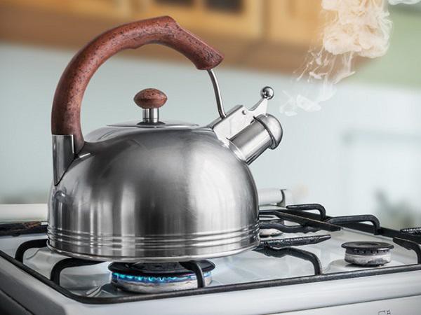 Sử dụng nước nóng để phục vụ cho việc vệ sinh kiềng bếp ga dễ dàng.