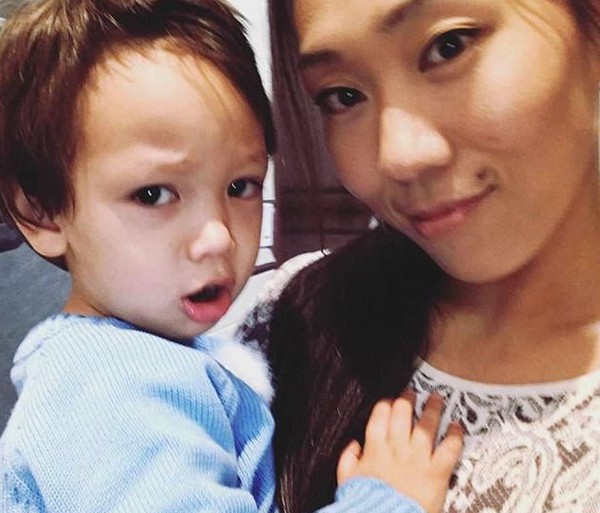 
Mei Rui và con trai 2 tuổi Lukas. Ảnh: The Sun
