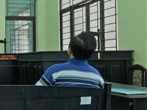 
Ông Thương ngồi cô đơn một mình trong phiên tòa xử. Ảnh: Phan Thân.
