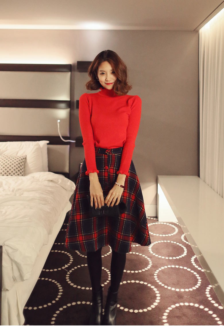 Một chiếc chân váy caro đỏ và xanh tím than sẽ tiết chế bớt sự rực rỡ của bộ trang phục nhưng cũng không làm kém sự kiêu sa, nổi bật của bạn đâu.