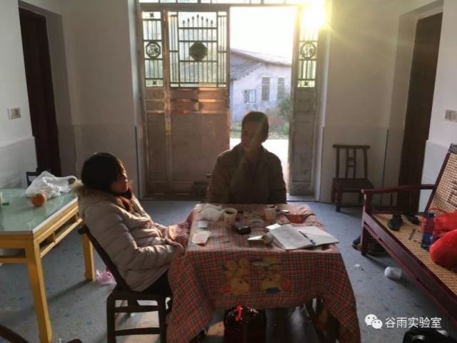 Ng&ocirc;i nh&agrave; của Ng&ocirc; Vịnh Ninh tại v&ugrave;ng qu&ecirc; hẻo l&aacute;nh. Mẹ anh t&acirc;m thần bất ổn sau khi con qua đời.